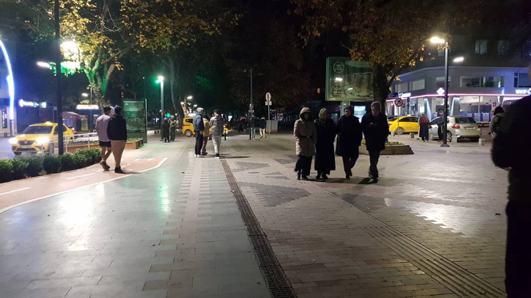 Depremin ardından halk sokağa koştu 7