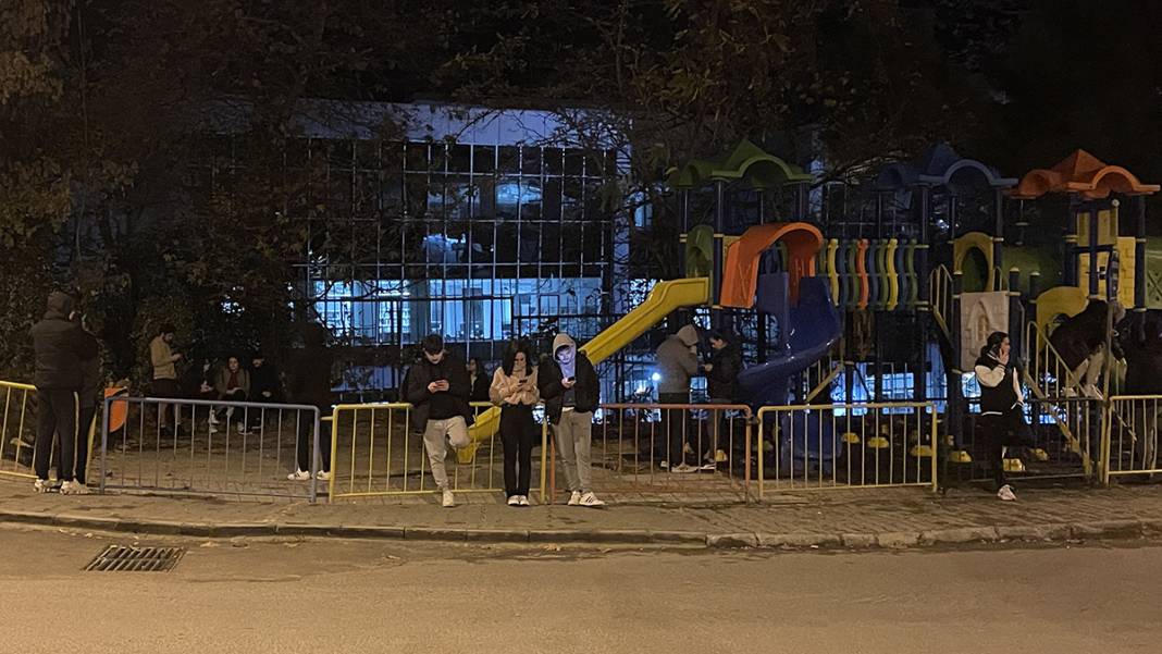 Depremin ardından halk sokağa koştu 3