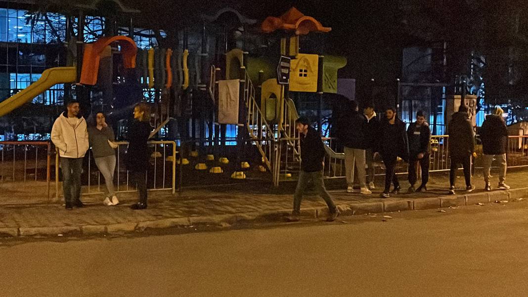 Depremin ardından halk sokağa koştu 1