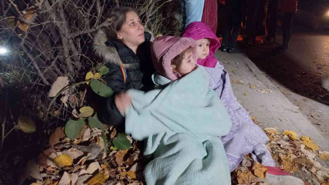 Depremin ardından halk sokağa koştu 12