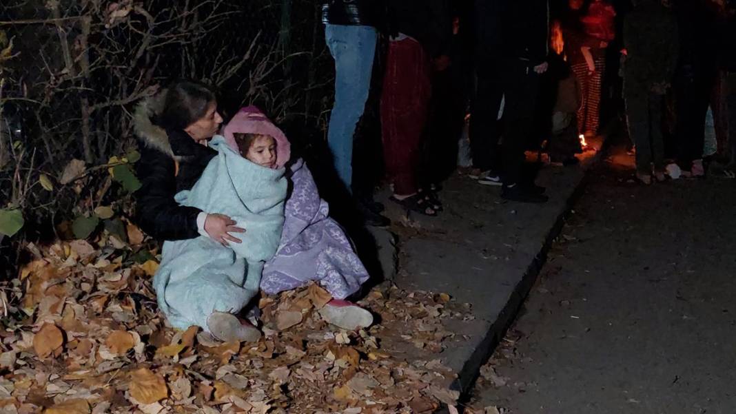 Depremin ardından halk sokağa koştu 11