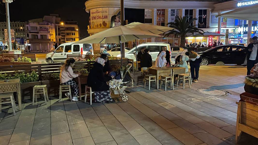 Depremin ardından halk sokağa koştu 10