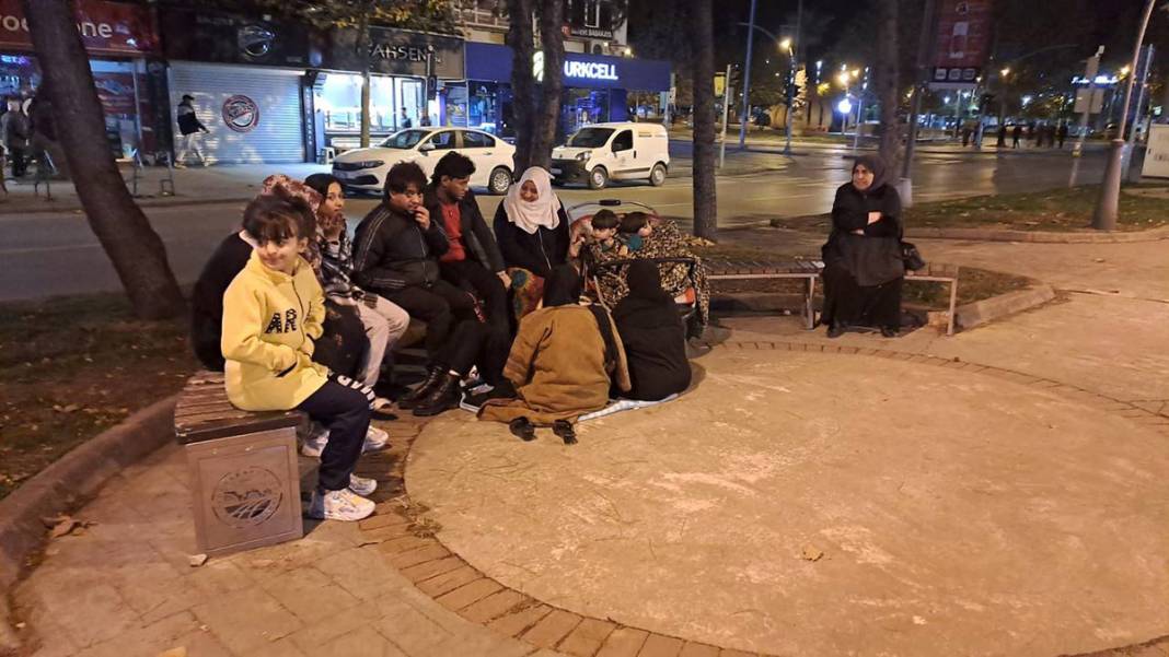 Depremin ardından halk sokağa koştu 13