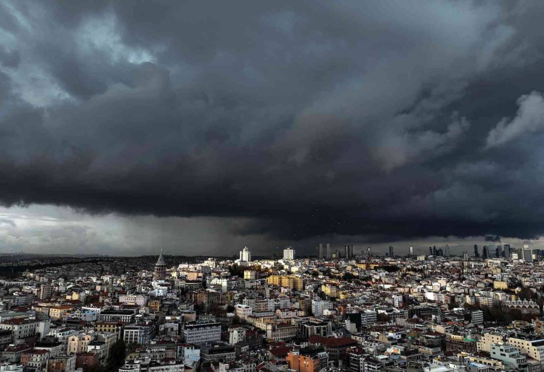 Gündüz geceye döndü: İstanbul'un üzerini yağmur bulutları kapladı 4