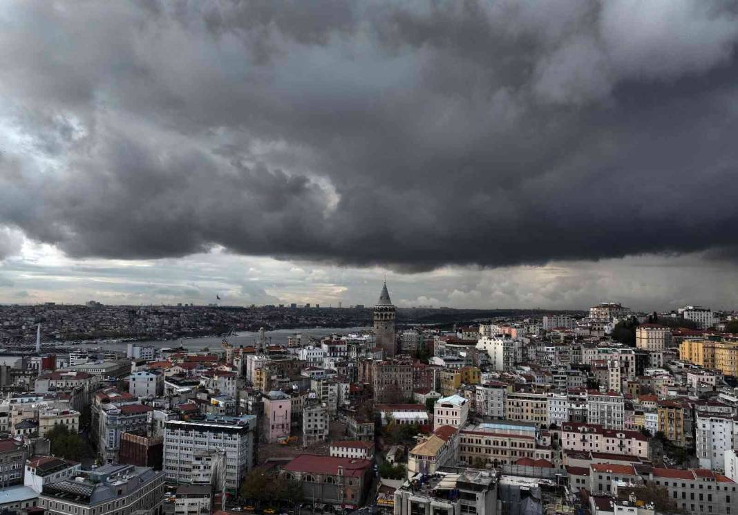 Gündüz geceye döndü: İstanbul'un üzerini yağmur bulutları kapladı 5