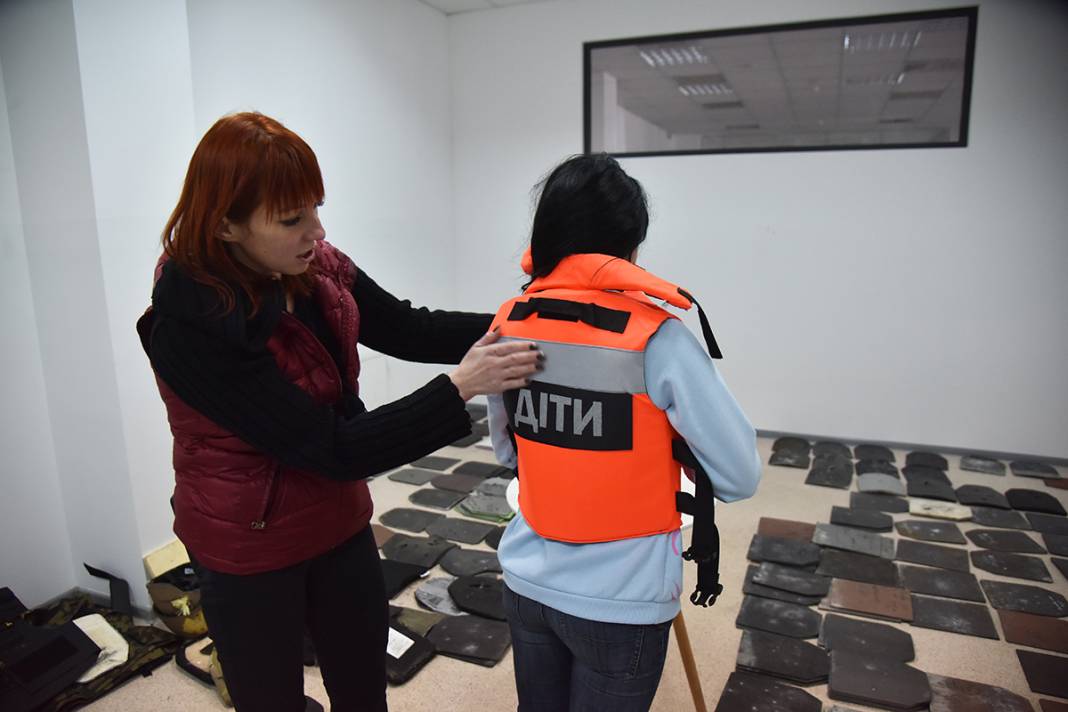 Ukraynalılar savaşın çocukları için kurşun geçirmez yelek üretiyor 6