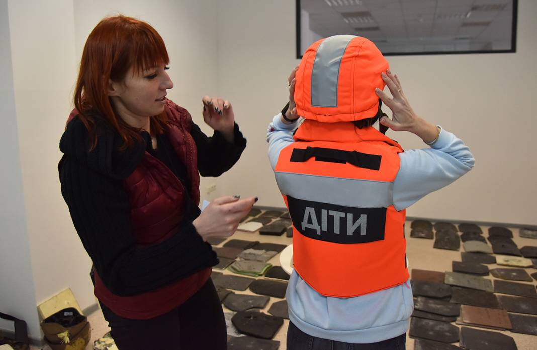 Ukraynalılar savaşın çocukları için kurşun geçirmez yelek üretiyor 7