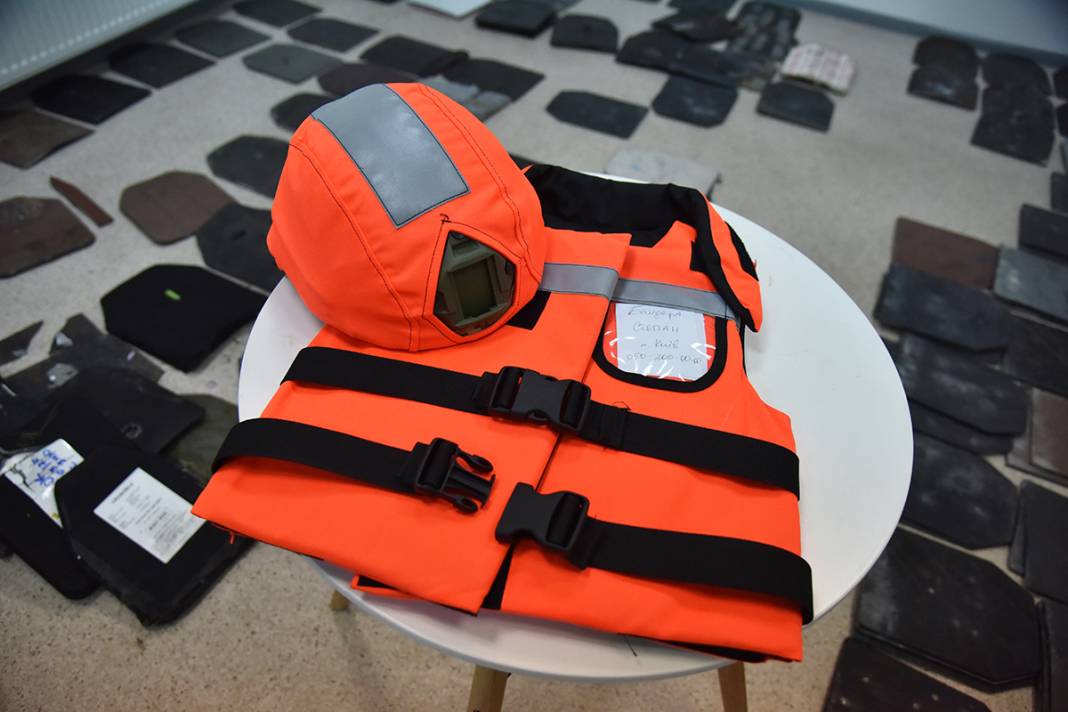 Ukraynalılar savaşın çocukları için kurşun geçirmez yelek üretiyor 8