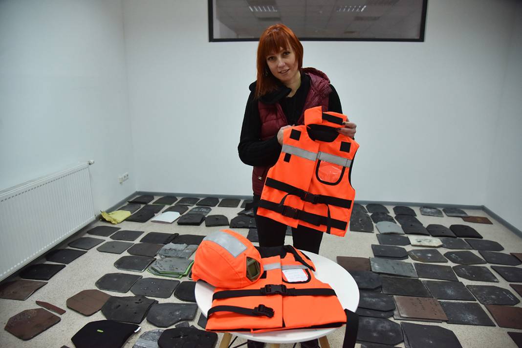 Ukraynalılar savaşın çocukları için kurşun geçirmez yelek üretiyor 9