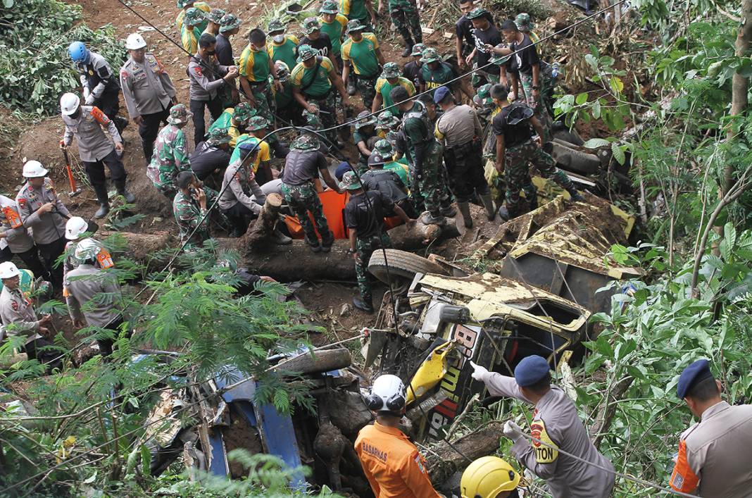 Endonezya'daki depremde can kaybı sayısı 162'ye yükseldi 5