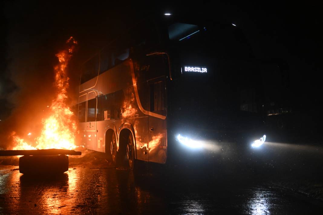 Brezilya'da seçim gerginliği sürüyor: Bolsonaro yanlısı kamyoncular otoyolları kapattı 8