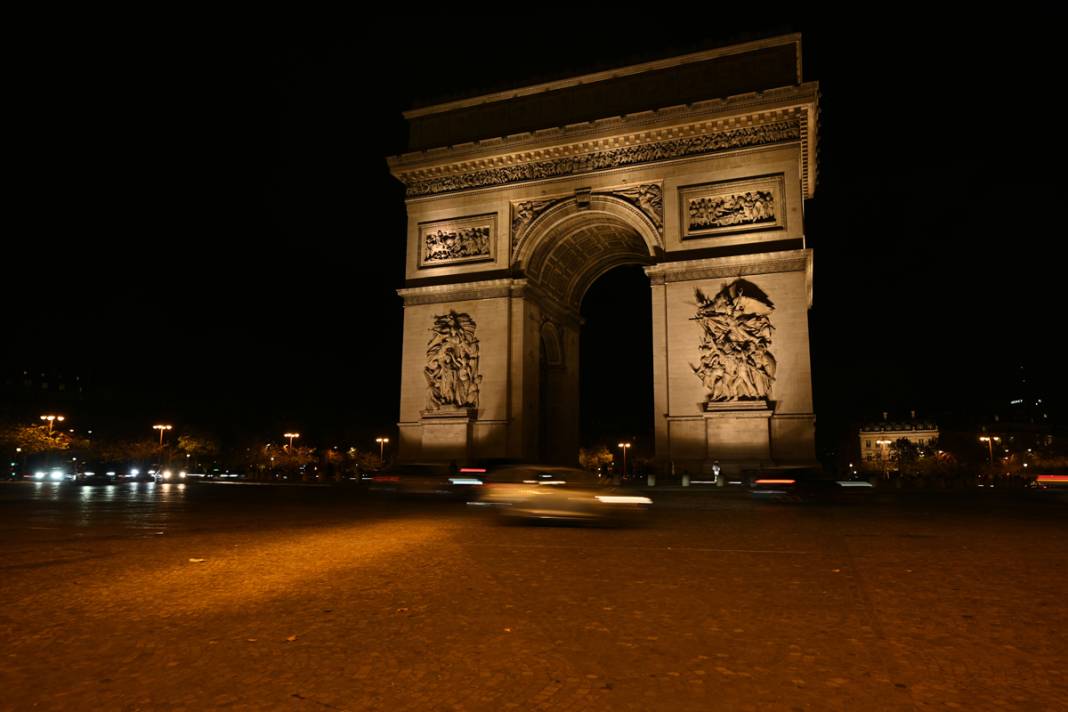 Enerji krizi Paris'i karanlığa gömdü 12