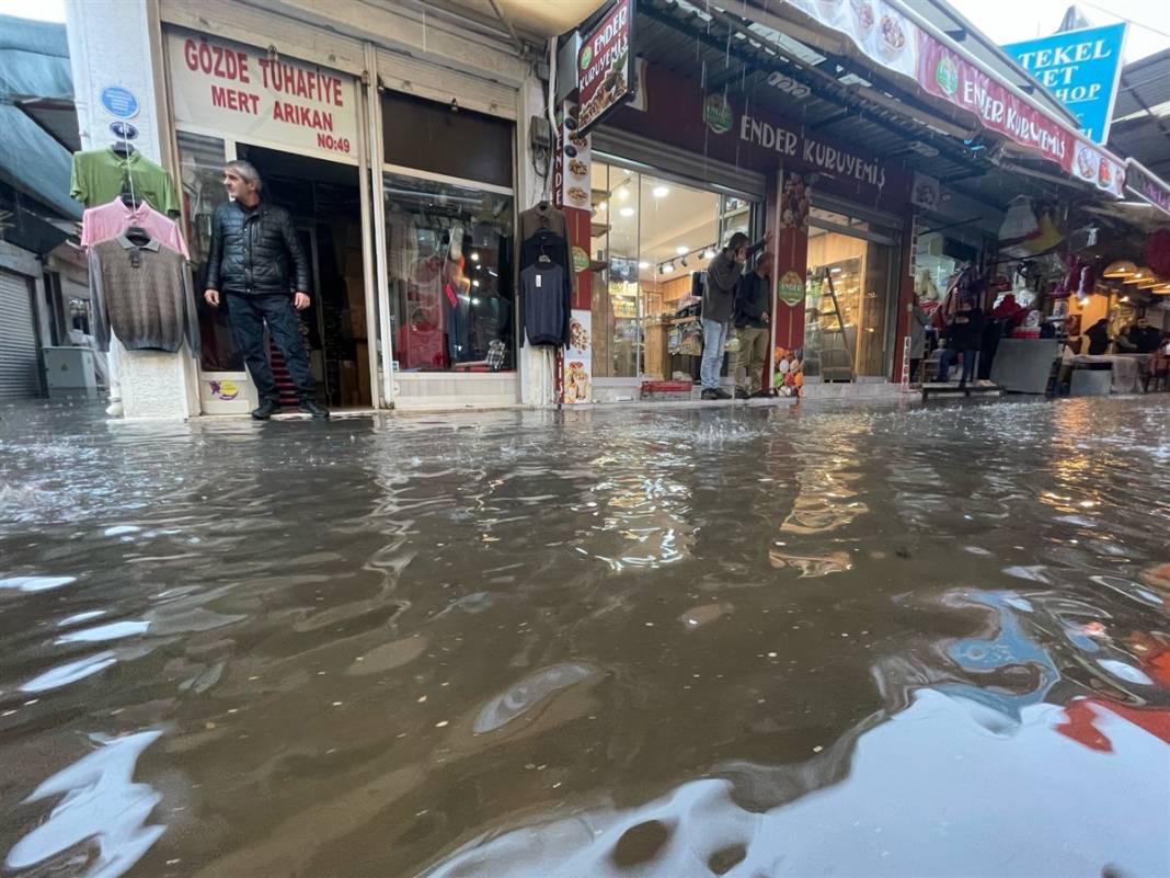 İzmir'de kırmızı alarm! 4 ilçeyi vurdu, tahliye çalışmaları başladı 50