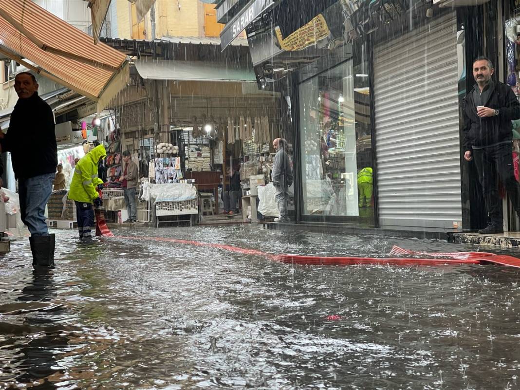 İzmir'de kırmızı alarm! 4 ilçeyi vurdu, tahliye çalışmaları başladı 45