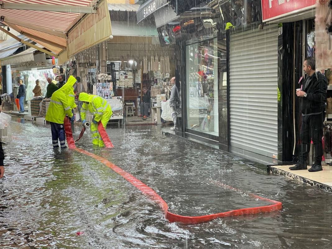 İzmir'de kırmızı alarm! 4 ilçeyi vurdu, tahliye çalışmaları başladı 44