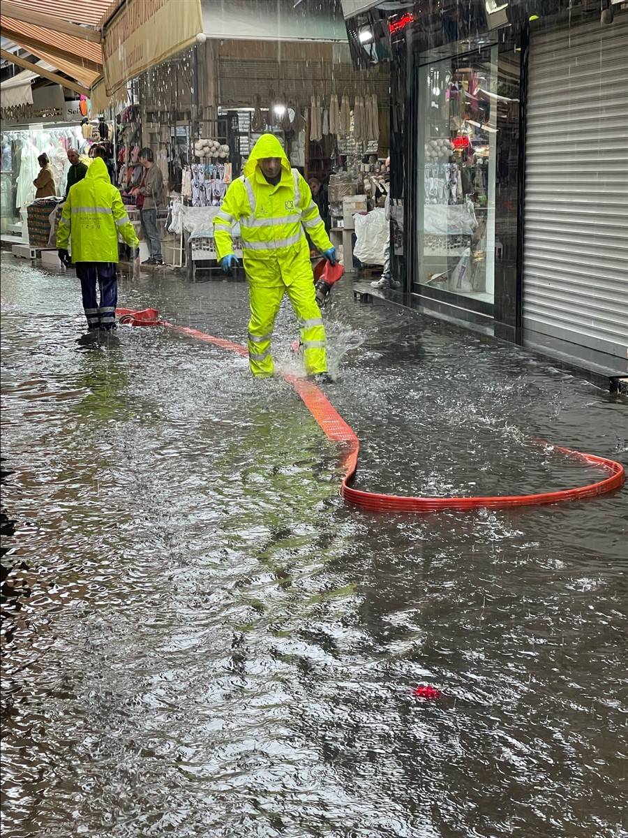 İzmir'de kırmızı alarm! 4 ilçeyi vurdu, tahliye çalışmaları başladı 43
