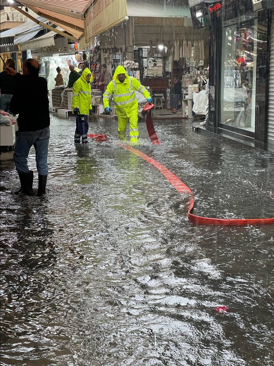İzmir'de kırmızı alarm! 4 ilçeyi vurdu, tahliye çalışmaları başladı 42