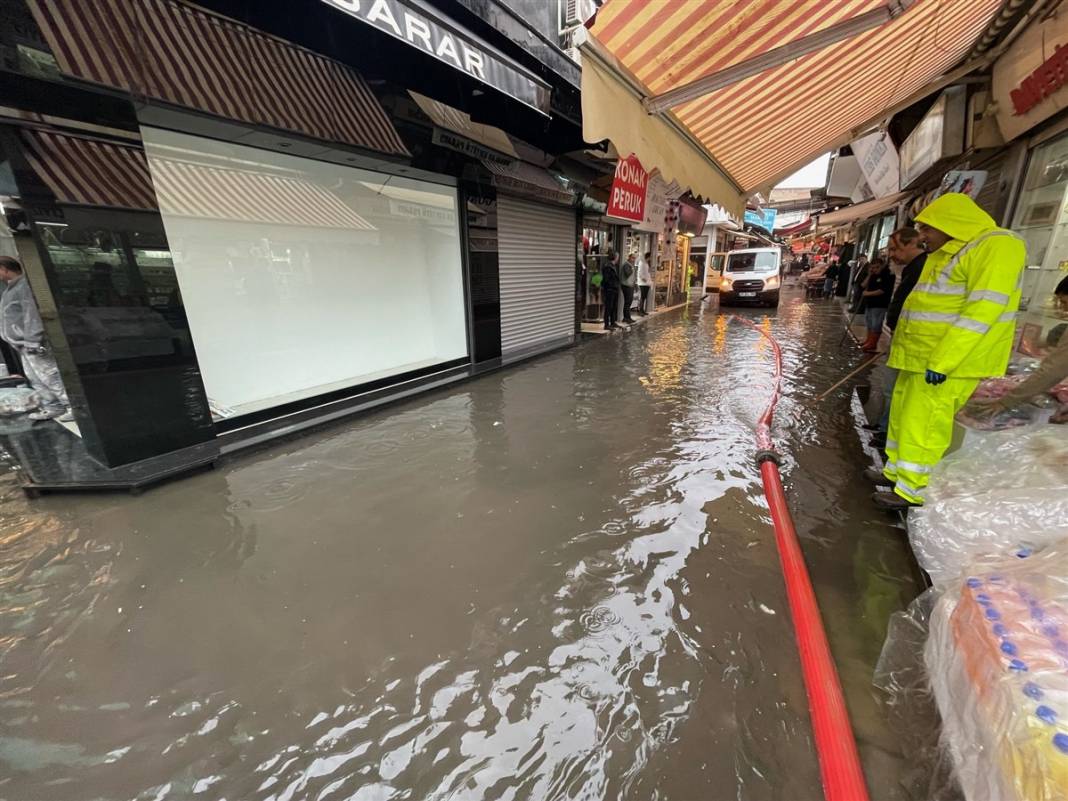 İzmir'de kırmızı alarm! 4 ilçeyi vurdu, tahliye çalışmaları başladı 39