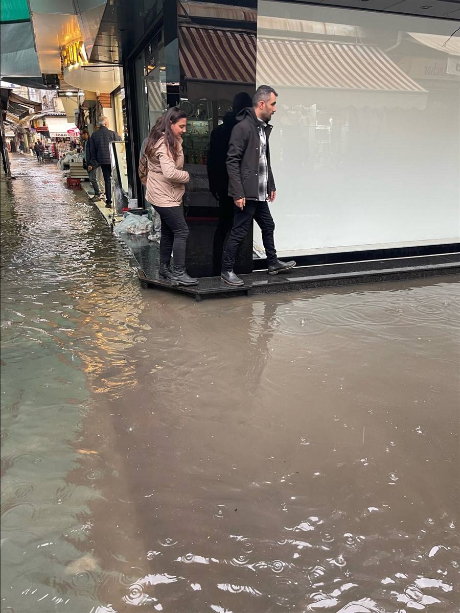 İzmir'de kırmızı alarm! 4 ilçeyi vurdu, tahliye çalışmaları başladı 38
