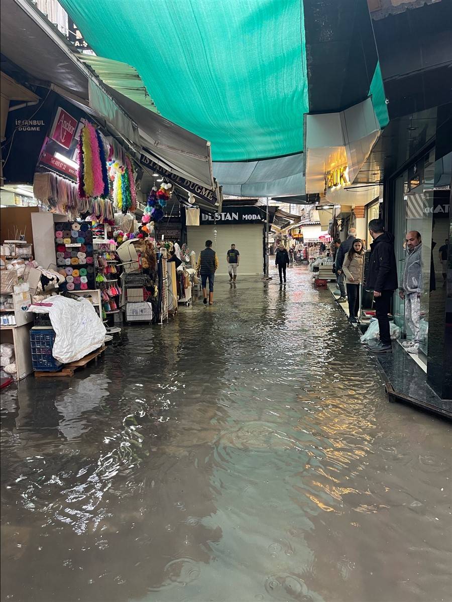 İzmir'de kırmızı alarm! 4 ilçeyi vurdu, tahliye çalışmaları başladı 35