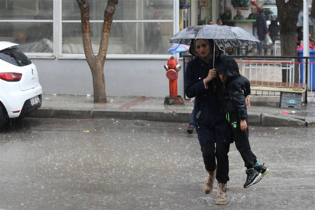 İzmir'de kırmızı alarm! 4 ilçeyi vurdu, tahliye çalışmaları başladı 34