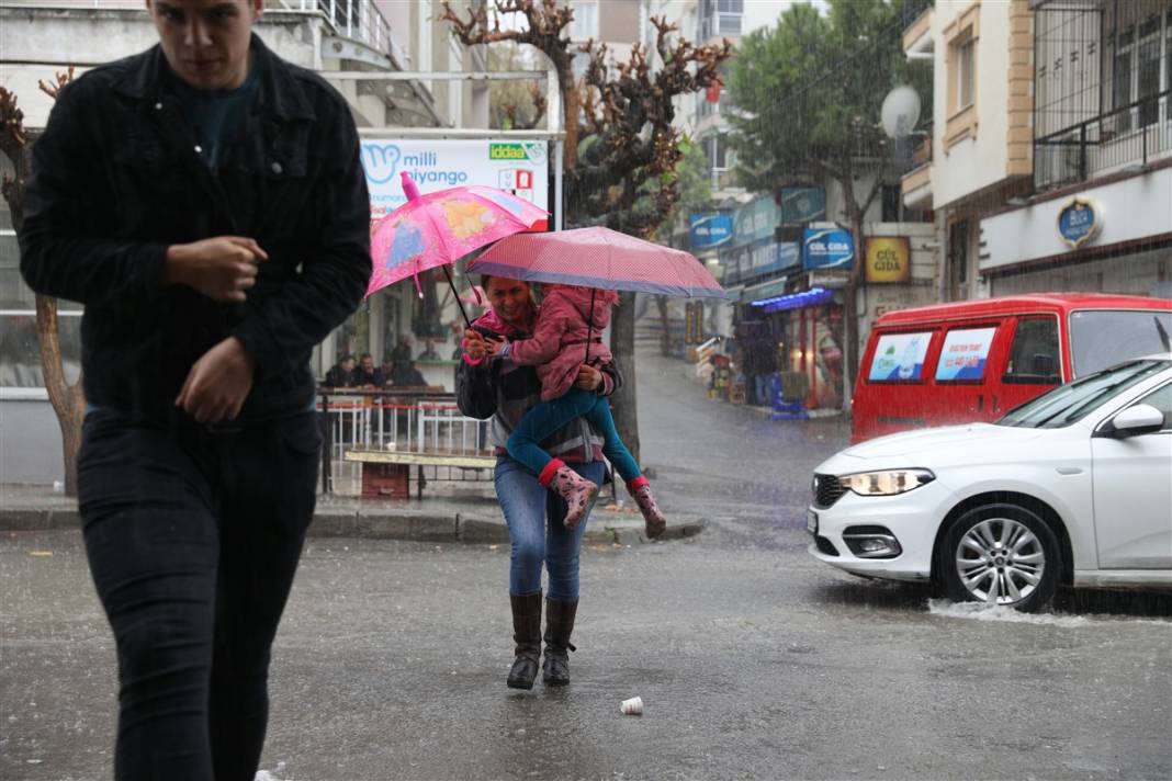 İzmir'de kırmızı alarm! 4 ilçeyi vurdu, tahliye çalışmaları başladı 32