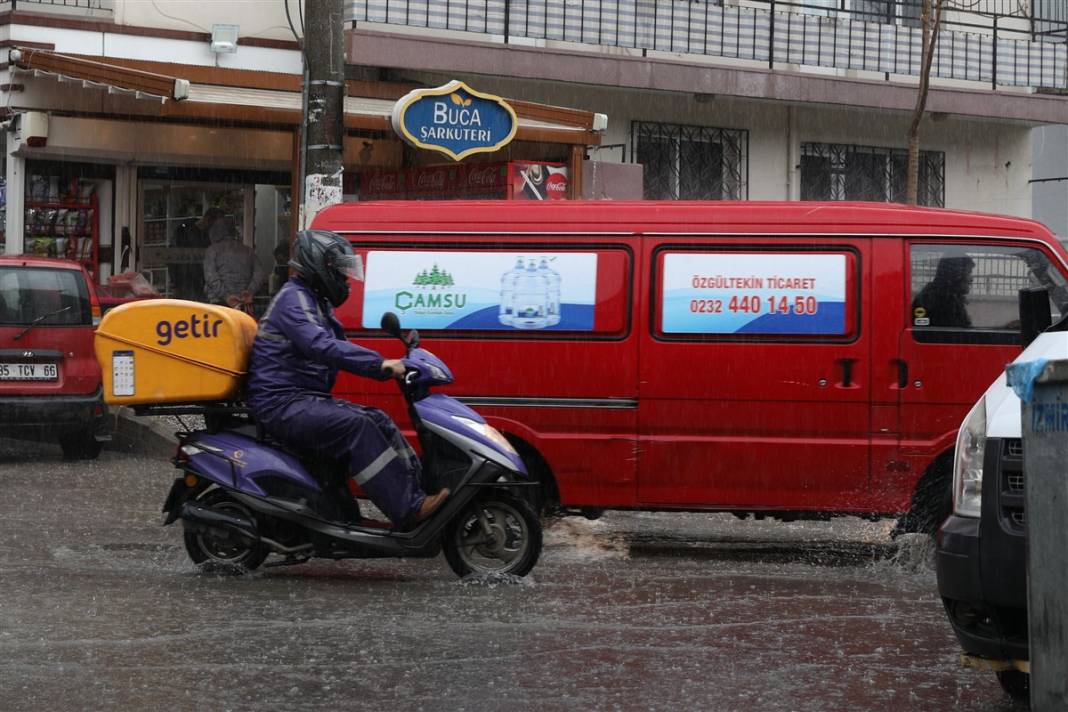 İzmir'de kırmızı alarm! 4 ilçeyi vurdu, tahliye çalışmaları başladı 31