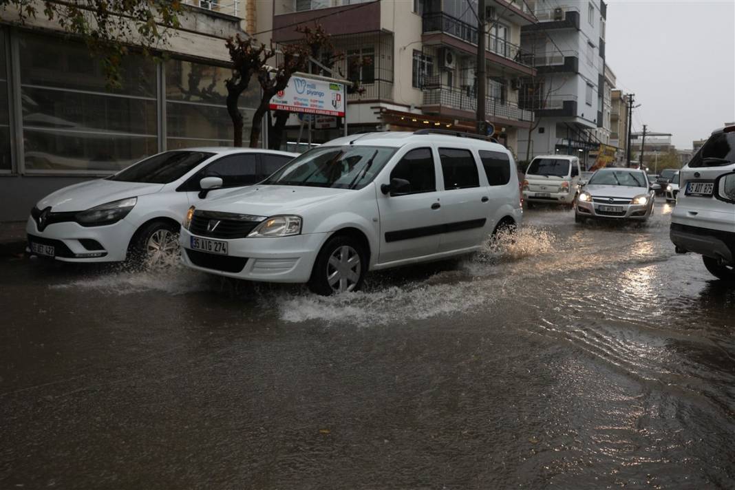 İzmir'de kırmızı alarm! 4 ilçeyi vurdu, tahliye çalışmaları başladı 29