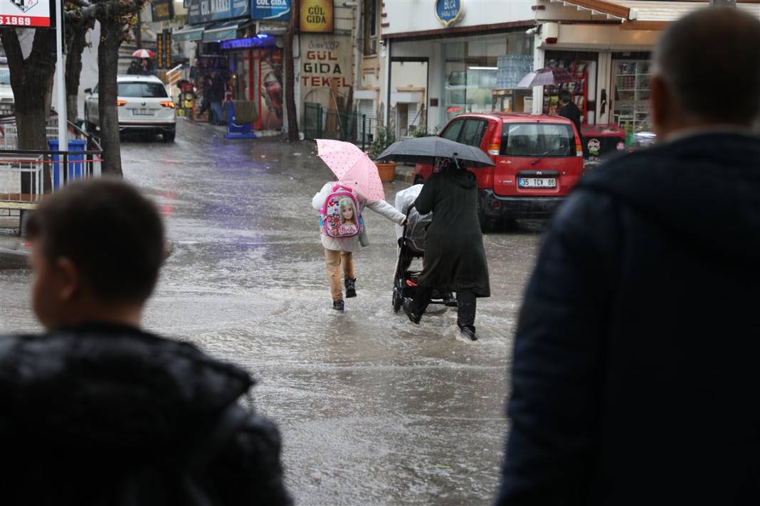 İzmir'de kırmızı alarm! 4 ilçeyi vurdu, tahliye çalışmaları başladı 30