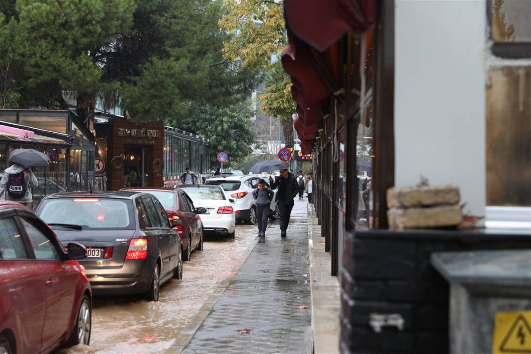 İzmir'de kırmızı alarm! 4 ilçeyi vurdu, tahliye çalışmaları başladı 25