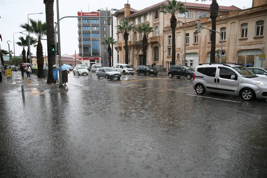 İzmir'de kırmızı alarm! 4 ilçeyi vurdu, tahliye çalışmaları başladı 19