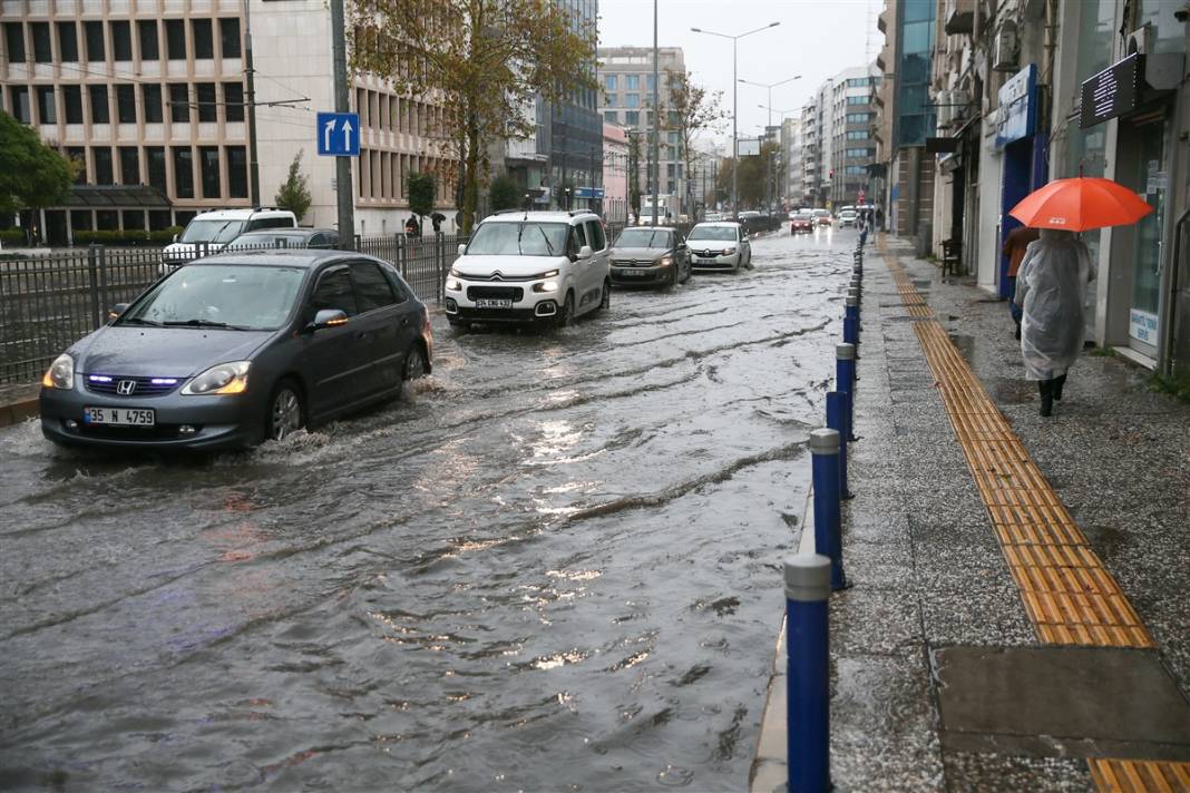 İzmir'de kırmızı alarm! 4 ilçeyi vurdu, tahliye çalışmaları başladı 18