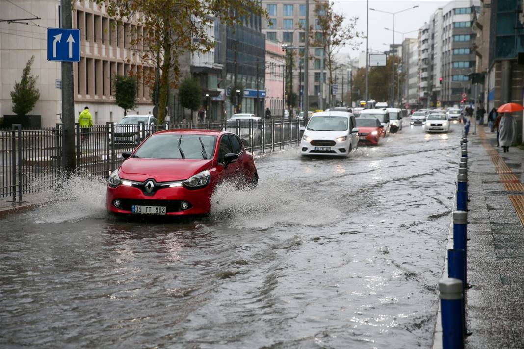 İzmir'de kırmızı alarm! 4 ilçeyi vurdu, tahliye çalışmaları başladı 17