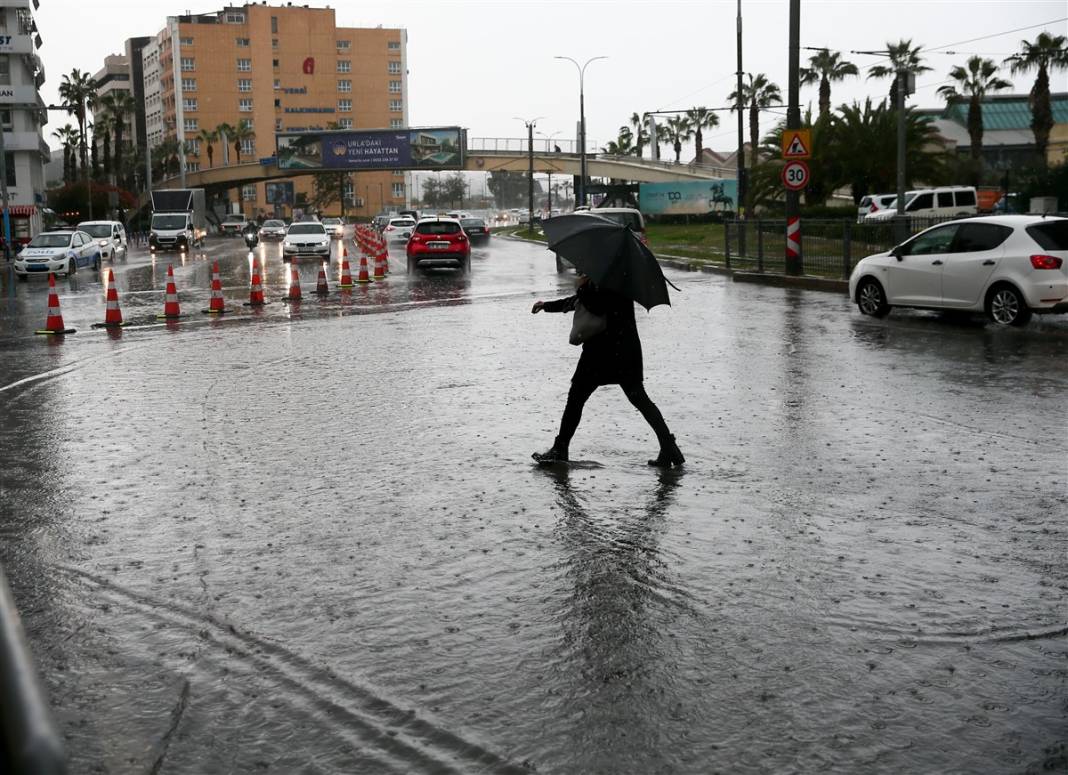 İzmir'de kırmızı alarm! 4 ilçeyi vurdu, tahliye çalışmaları başladı 15