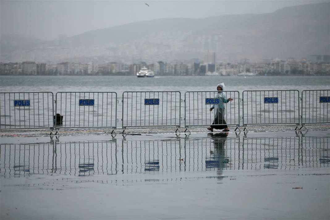 İzmir'de kırmızı alarm! 4 ilçeyi vurdu, tahliye çalışmaları başladı 16