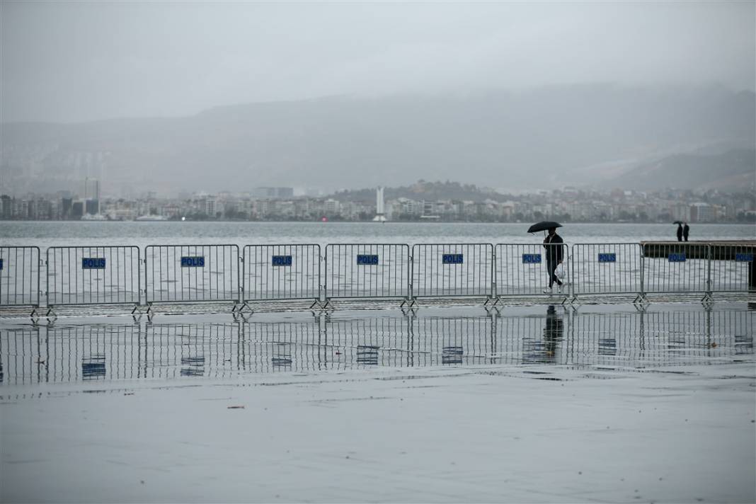 İzmir'de kırmızı alarm! 4 ilçeyi vurdu, tahliye çalışmaları başladı 14
