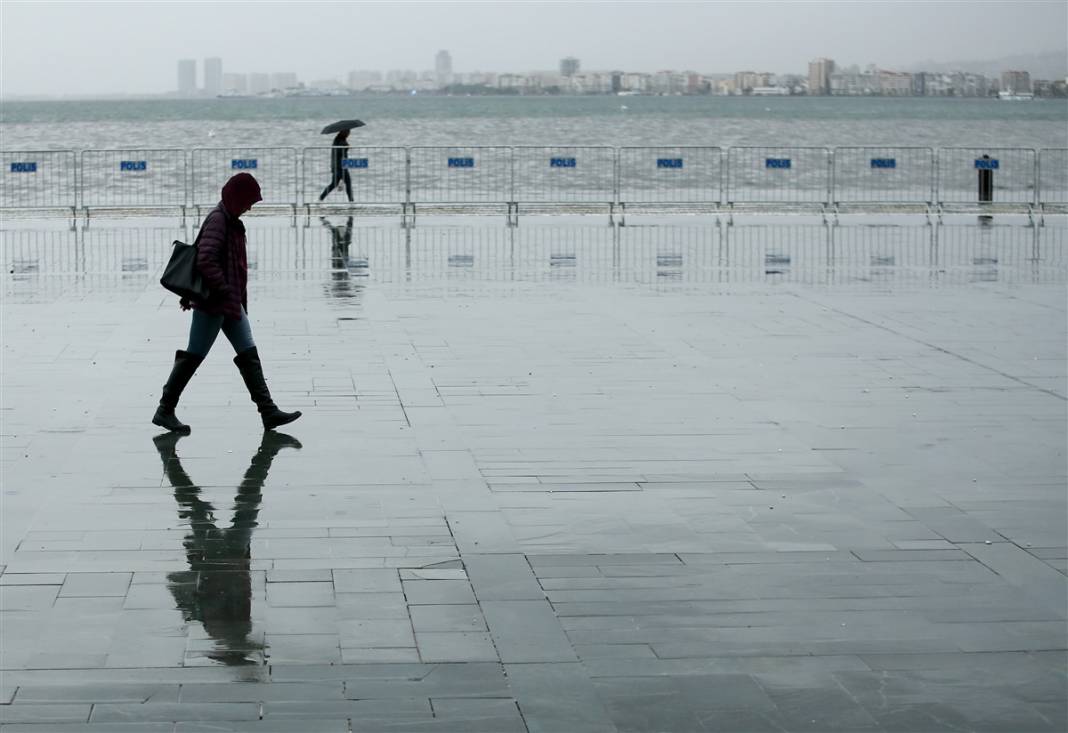 İzmir'de kırmızı alarm! 4 ilçeyi vurdu, tahliye çalışmaları başladı 13