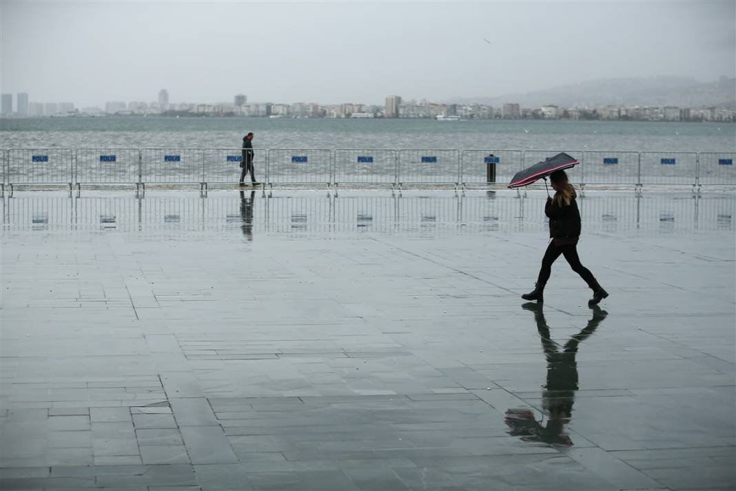 İzmir'de kırmızı alarm! 4 ilçeyi vurdu, tahliye çalışmaları başladı 12