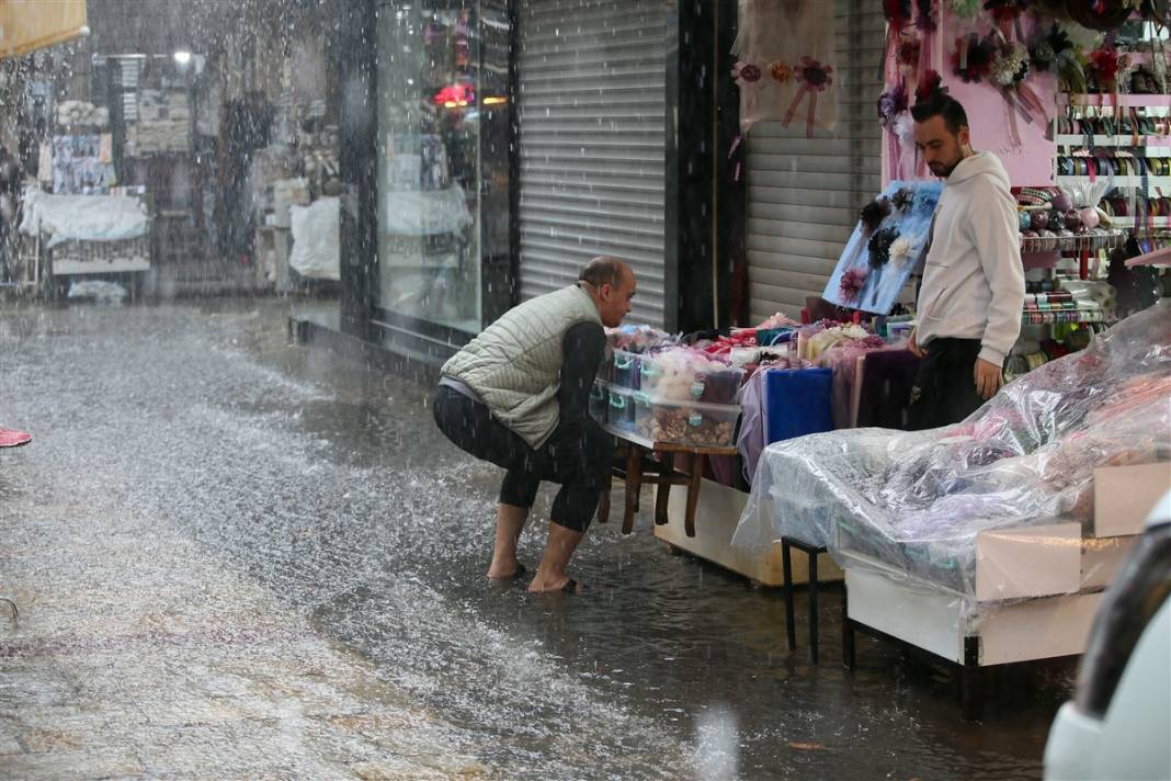 İzmir'de kırmızı alarm! 4 ilçeyi vurdu, tahliye çalışmaları başladı 9