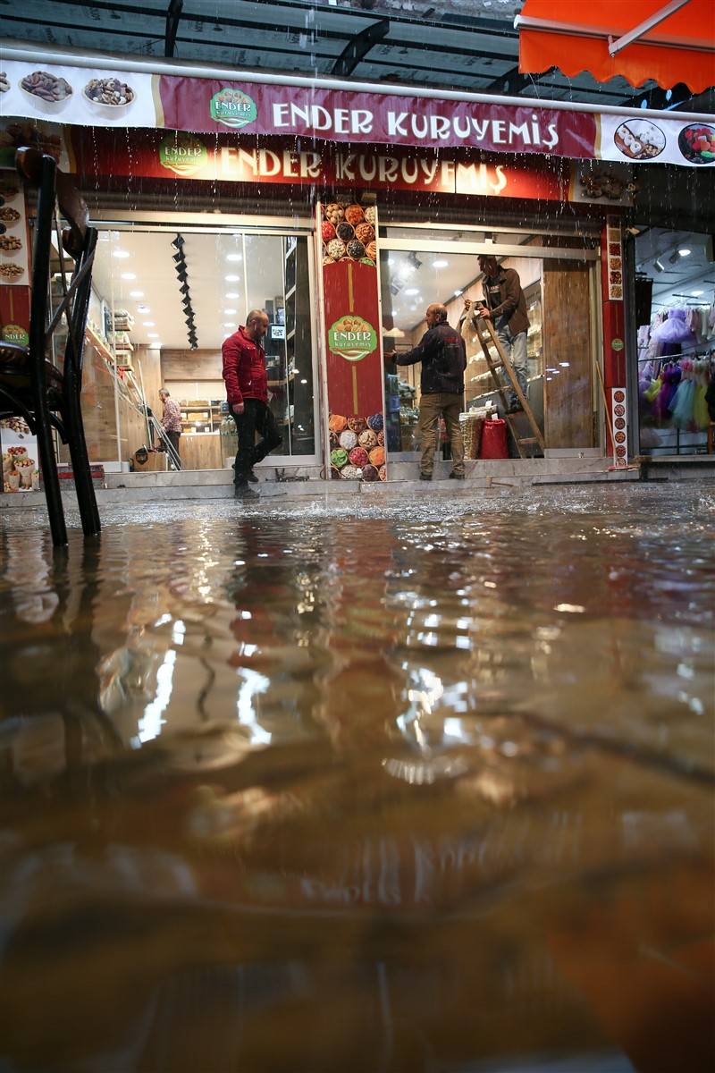 İzmir'de kırmızı alarm! 4 ilçeyi vurdu, tahliye çalışmaları başladı 10