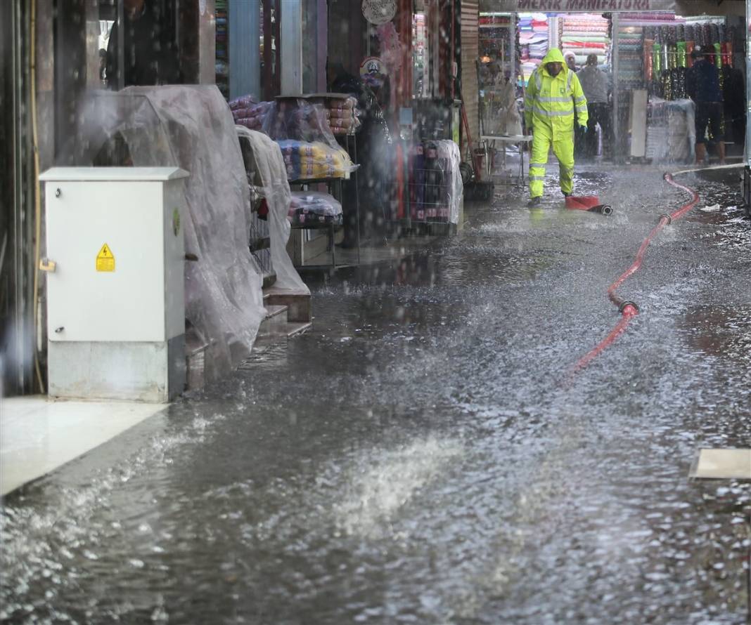 İzmir'de kırmızı alarm! 4 ilçeyi vurdu, tahliye çalışmaları başladı 7