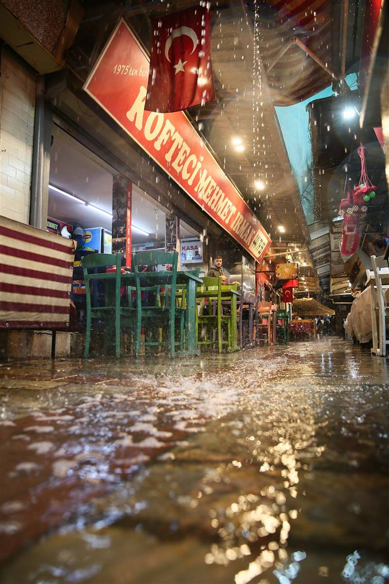 İzmir'de kırmızı alarm! 4 ilçeyi vurdu, tahliye çalışmaları başladı 6