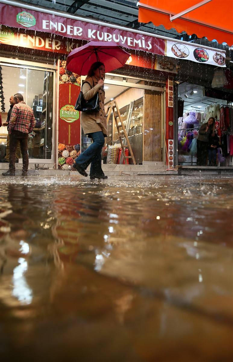 İzmir'de kırmızı alarm! 4 ilçeyi vurdu, tahliye çalışmaları başladı 8