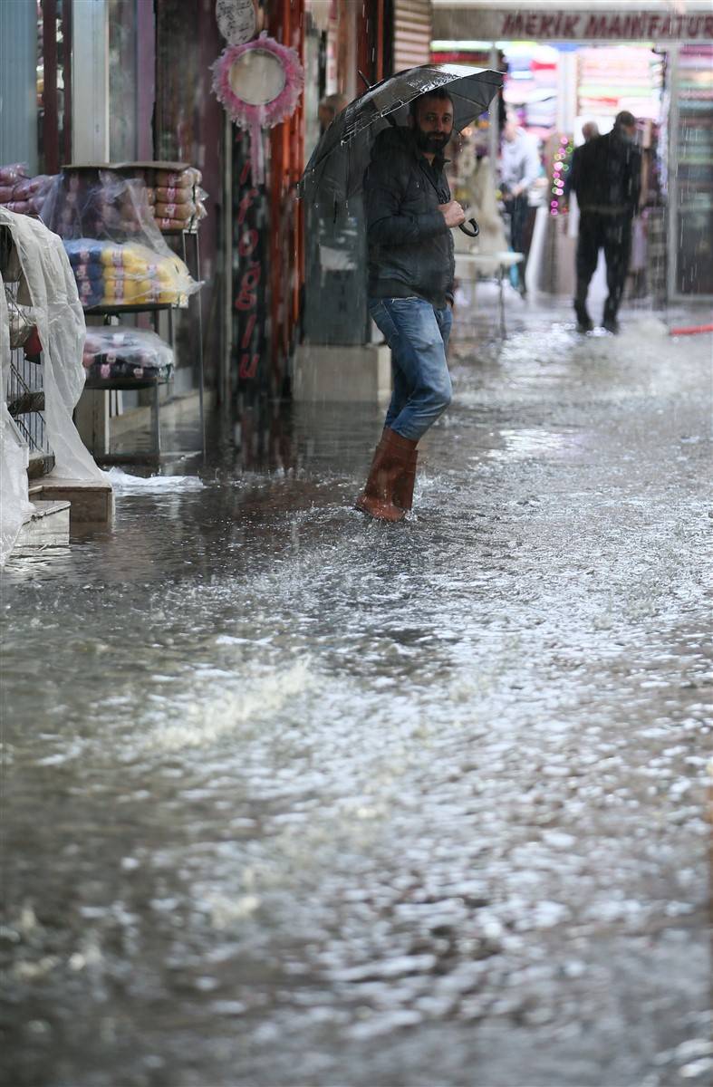 İzmir'de kırmızı alarm! 4 ilçeyi vurdu, tahliye çalışmaları başladı 4