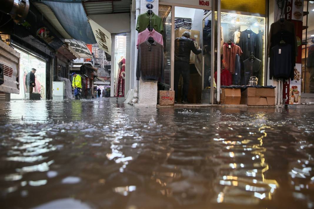 İzmir'de kırmızı alarm! 4 ilçeyi vurdu, tahliye çalışmaları başladı 2