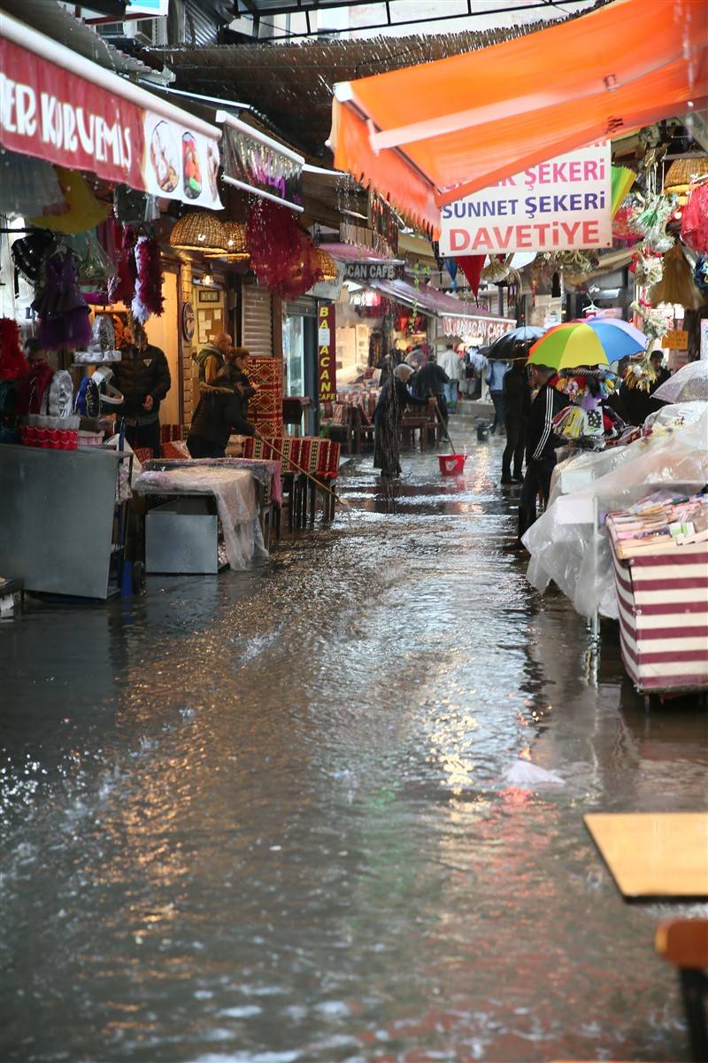 İzmir'de kırmızı alarm! 4 ilçeyi vurdu, tahliye çalışmaları başladı 1