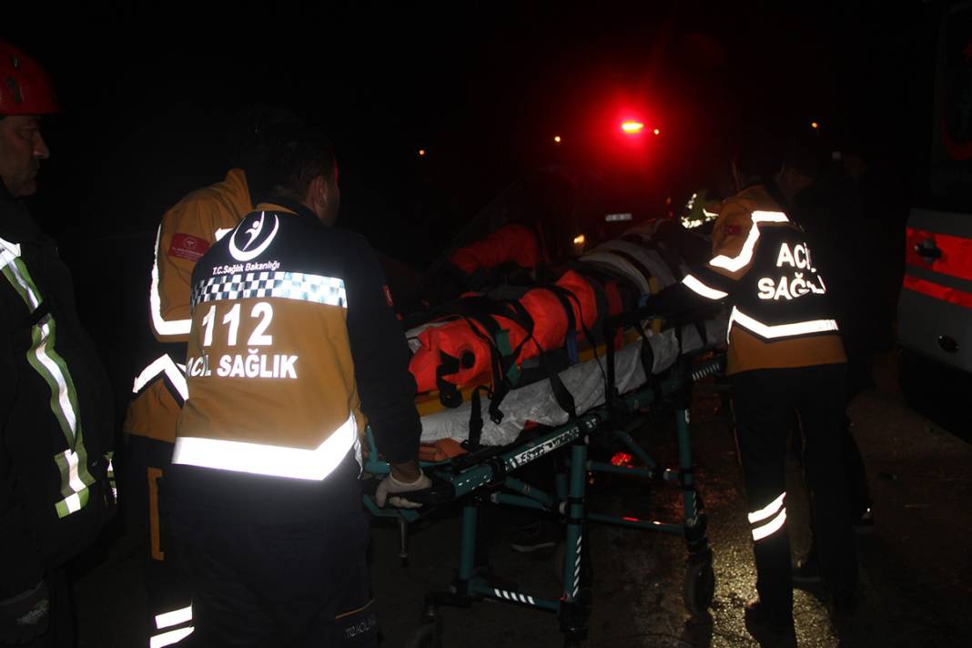 Manisa'da dehşete düşüren kaza: Bariyerler otomobilin içinden geçti! 10