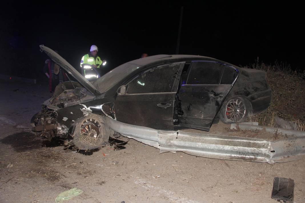 Manisa'da dehşete düşüren kaza: Bariyerler otomobilin içinden geçti! 8