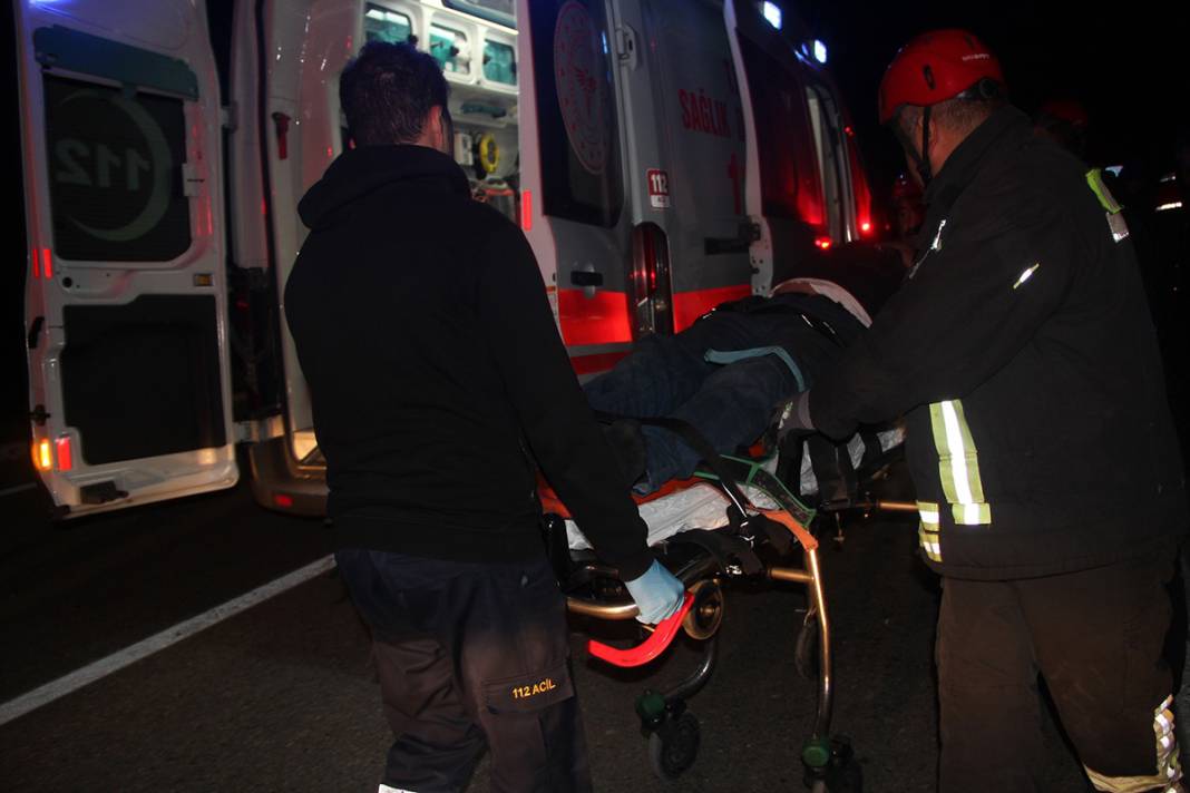 Manisa'da dehşete düşüren kaza: Bariyerler otomobilin içinden geçti! 9