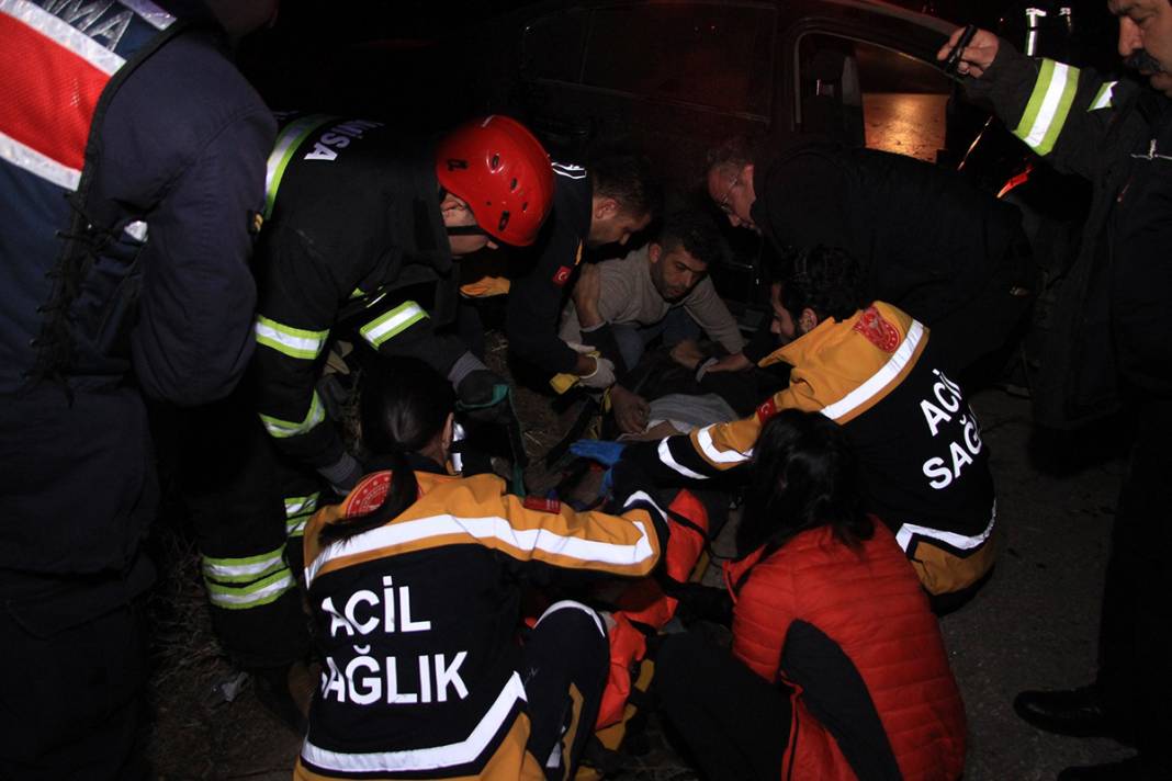 Manisa'da dehşete düşüren kaza: Bariyerler otomobilin içinden geçti! 7